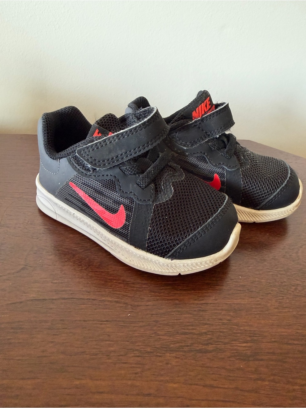 Nike Kids' Black & Red Light-Weight Athletic Sneakers 5C